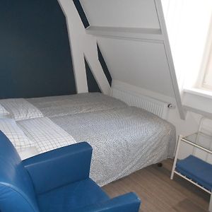 Kleines Zimmer mit zwei Einzelbetten