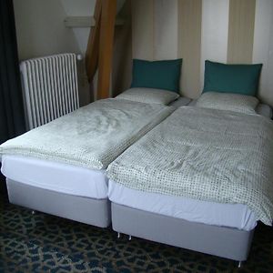 Zimmer mit zwei Einzelbetten